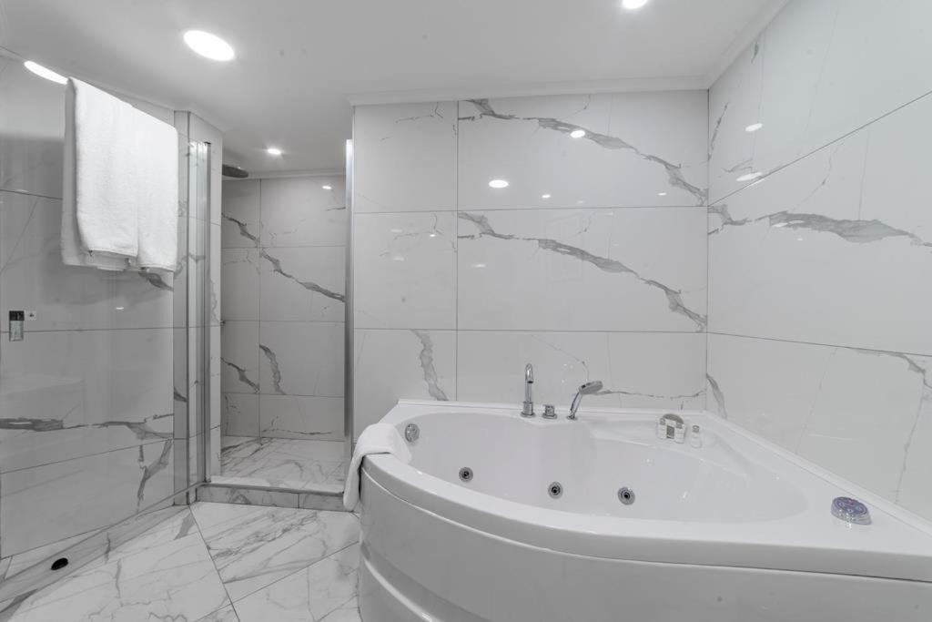 Savoy Hotel Spa & Casino Kyrenia  Exterior photo Bathroom